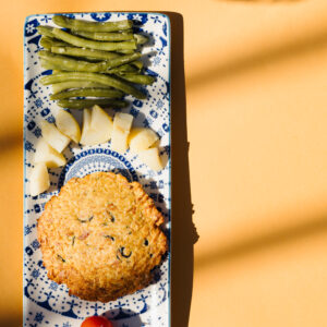 Burger di tonno con patate e fagiolini