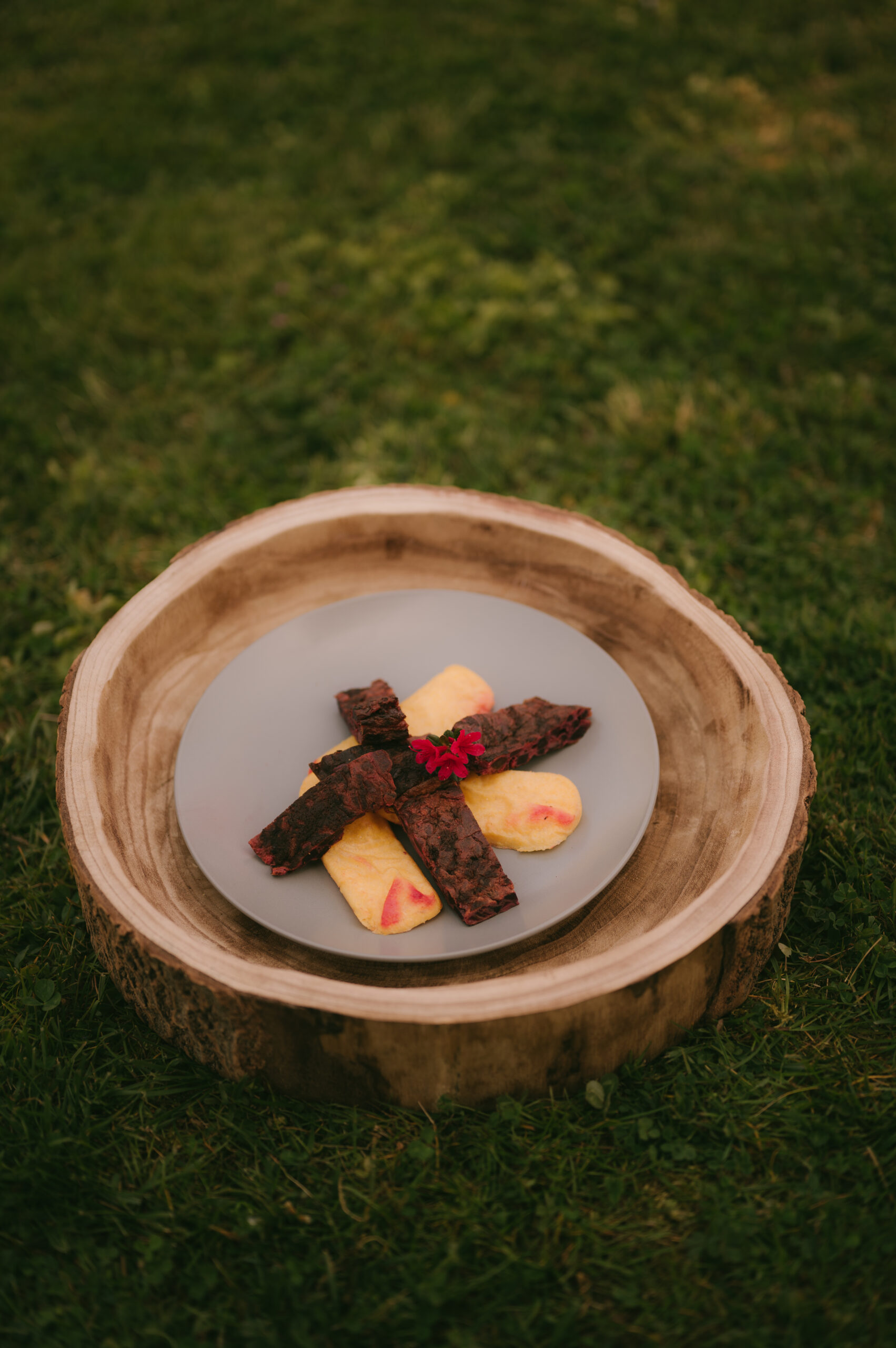 Frittata di barbabietola pepe e timo con polenta alla piastra Frittata di barbabietola pepe e timo con polenta alla piastra