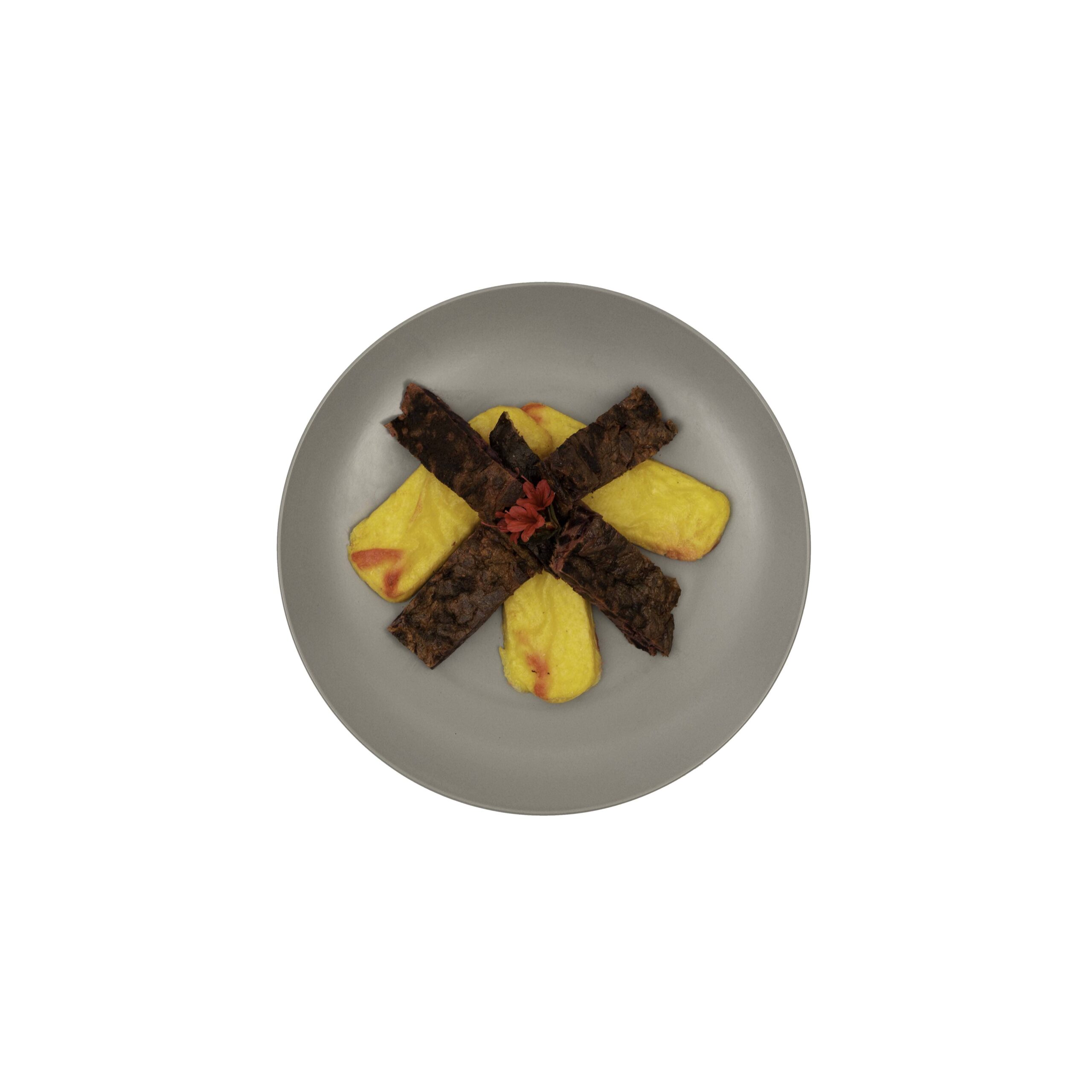 Frittata di barbabietola, timo e pepe con polenta Frittata di barbabietola, timo e pepe con polenta