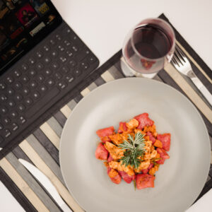 Gnocchi di barbabietola con gulasch di pollo