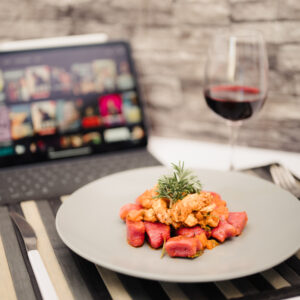 Gnocchi di barbabietola con gulasch di pollo