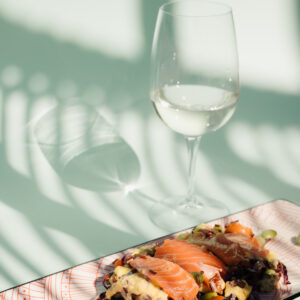 Riso venere con salmone edamame verdure e salsa mango