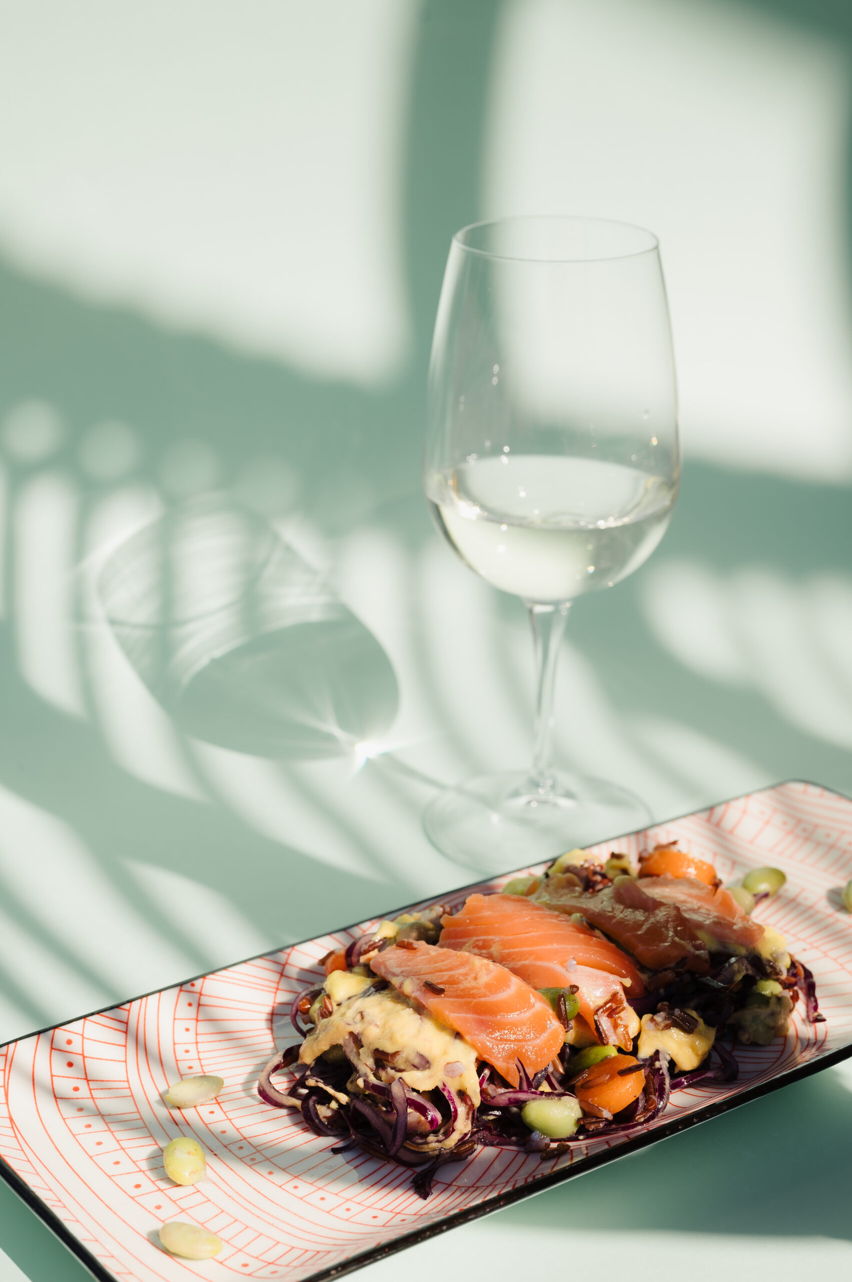 Riso venere con salmone edamame verdure e salsa mango Riso venere con salmone edamame verdure e salsa mango