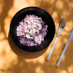 Risotto viola con feta e pinoli