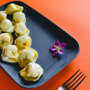 Ravioli di magro con pesto di rucola e formaggio